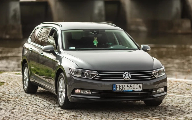 Volkswagen Passat cena 53000 przebieg: 239000, rok produkcji 2016 z Sieniawa małe 704